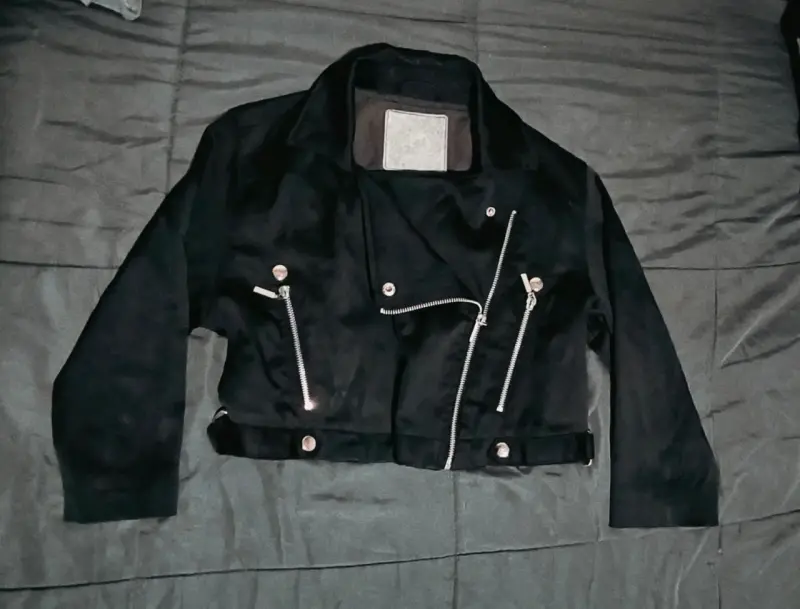 Chaqueta biker negra con cierres metálicos - 2