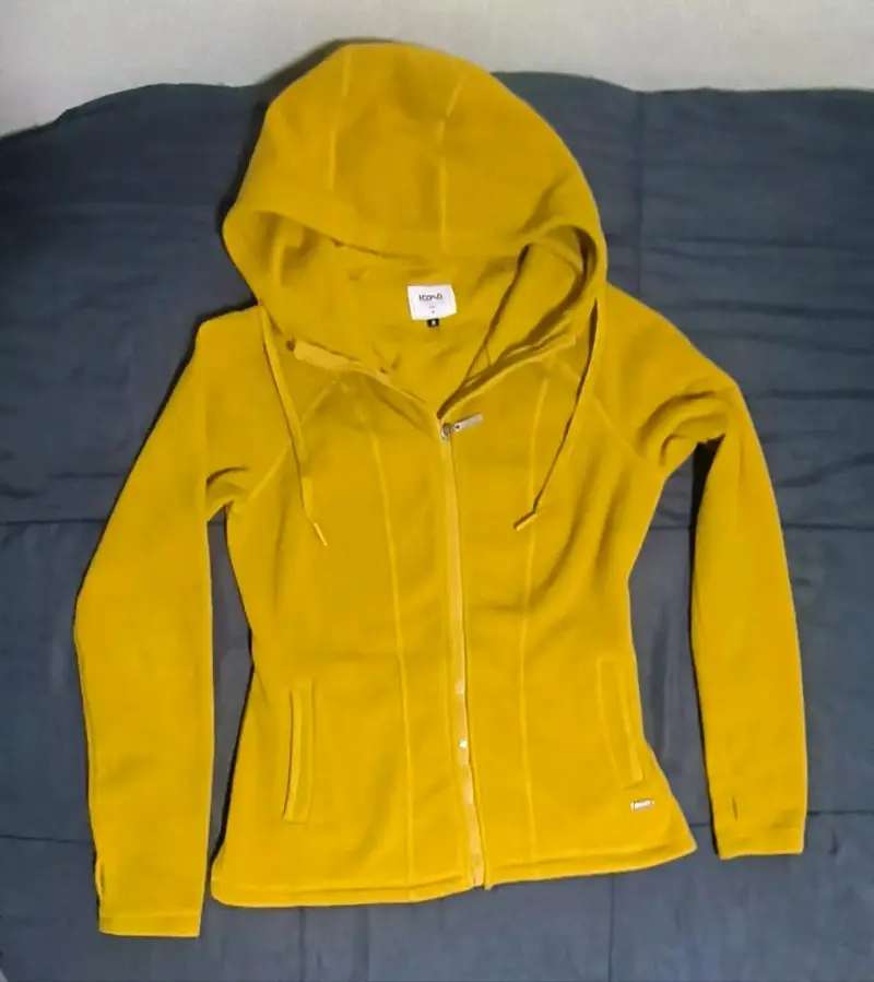 Chaqueta polar amarilla con capucha Icono
