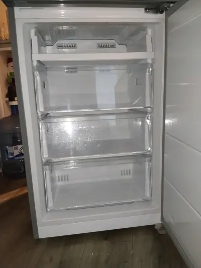 Refrigerador Midea gris con eficiencia energética A - miniatura 2