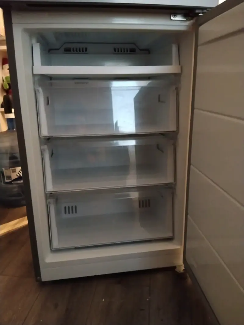 Refrigerador Midea gris con eficiencia energética A - 4