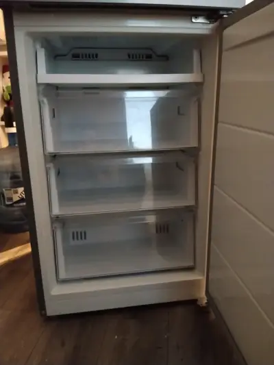 Refrigerador Midea gris con eficiencia energética A - miniatura 4