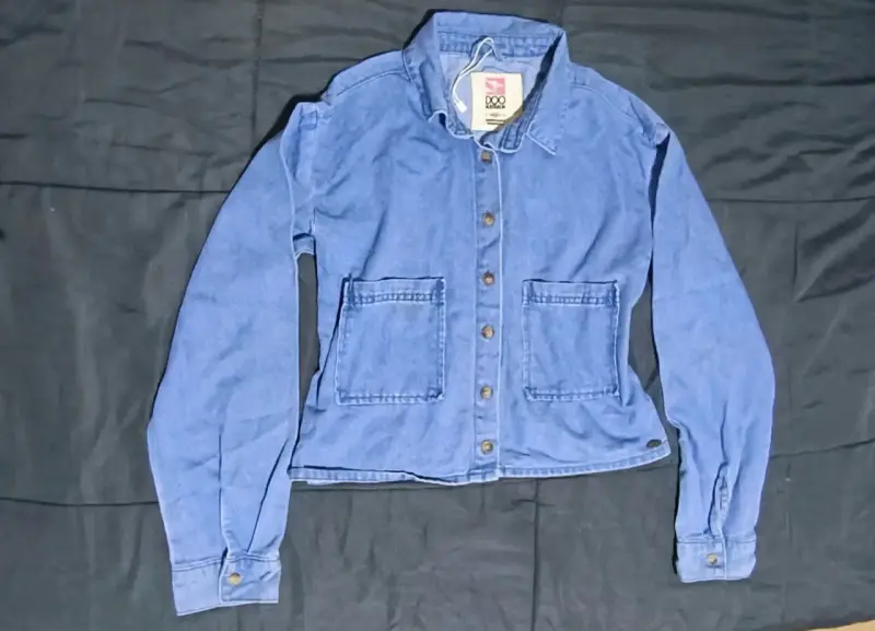 Chaqueta de mezclilla azul con bolsillos