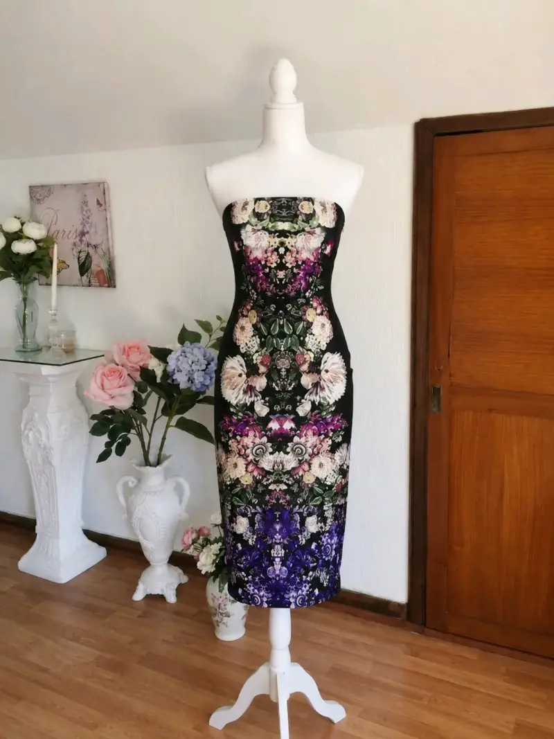 Vestido tubo floral sin tirantes elegante