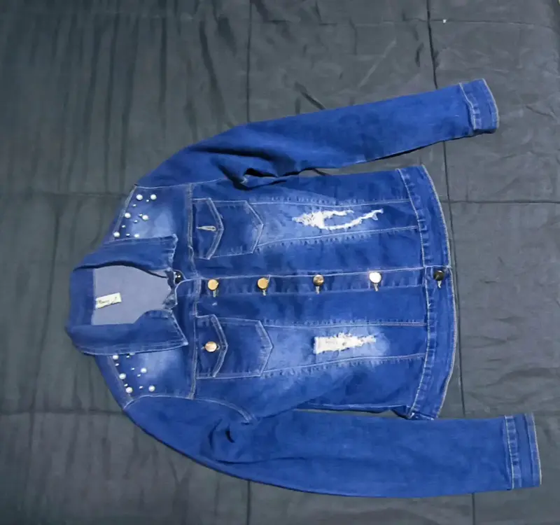 Chaqueta de mezclilla azul con tachas