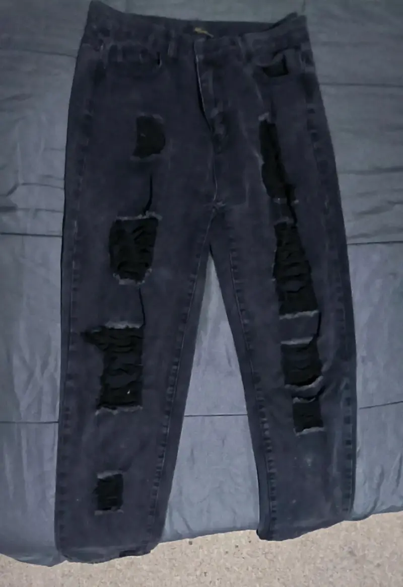 Jeans negros desgastados para mujer