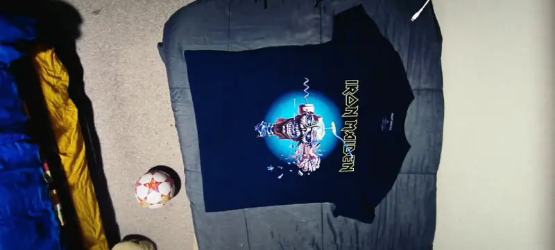 Polera Iron Maiden negra con diseño gráfico