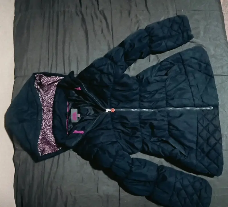 Chaqueta acolchada negra con capucha