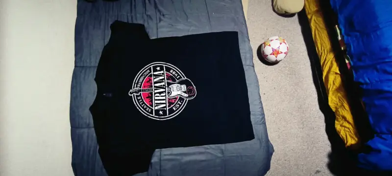 Polera negra Nirvana estampada