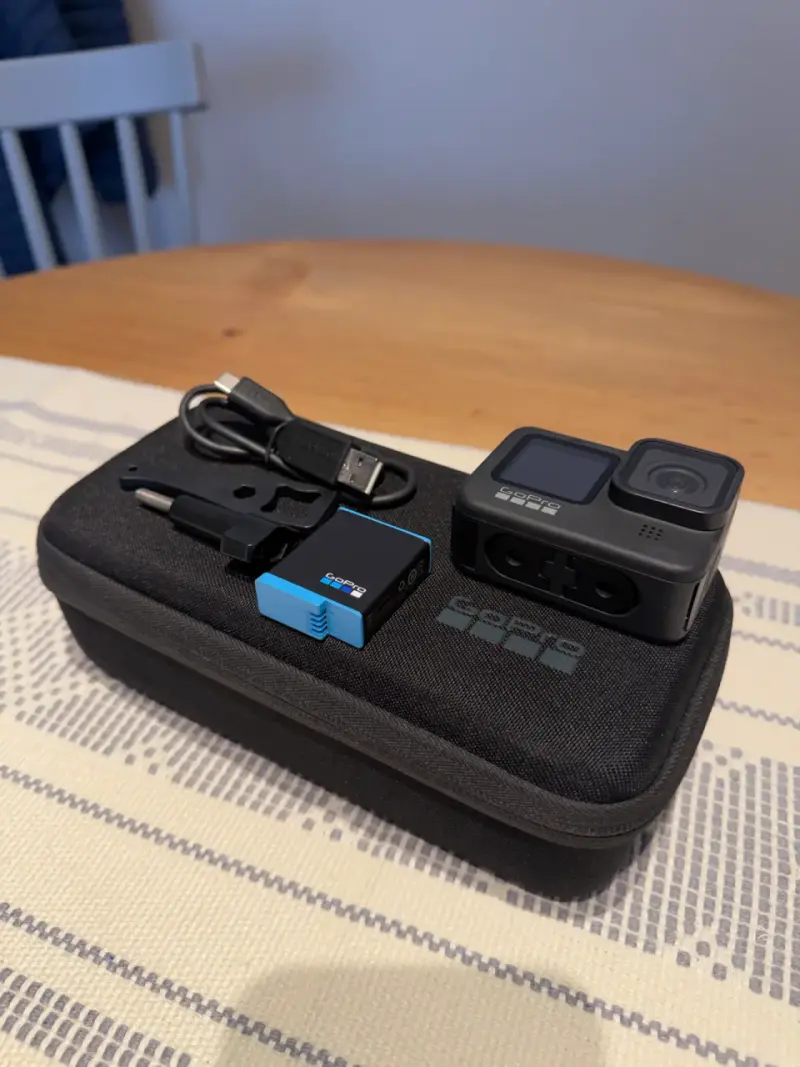 Cámara GoPro Hero 9 Black con accesorios y estuche - 2