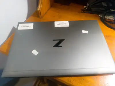 Laptop HP ZBook gris en buen estado - miniatura 1
