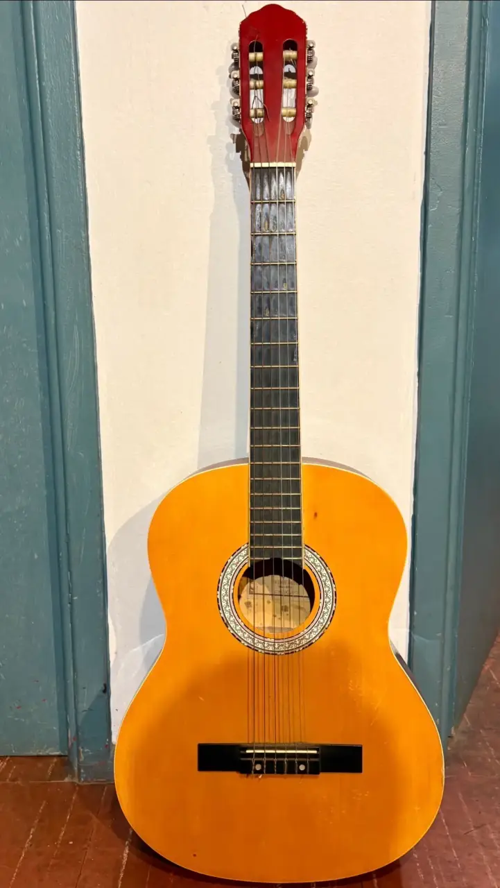 Guitarra clásica de madera en buen estado - 1