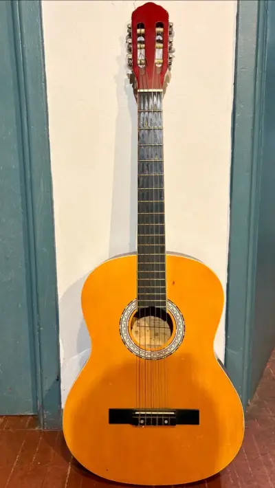 Guitarra clásica de madera en buen estado - miniatura 1