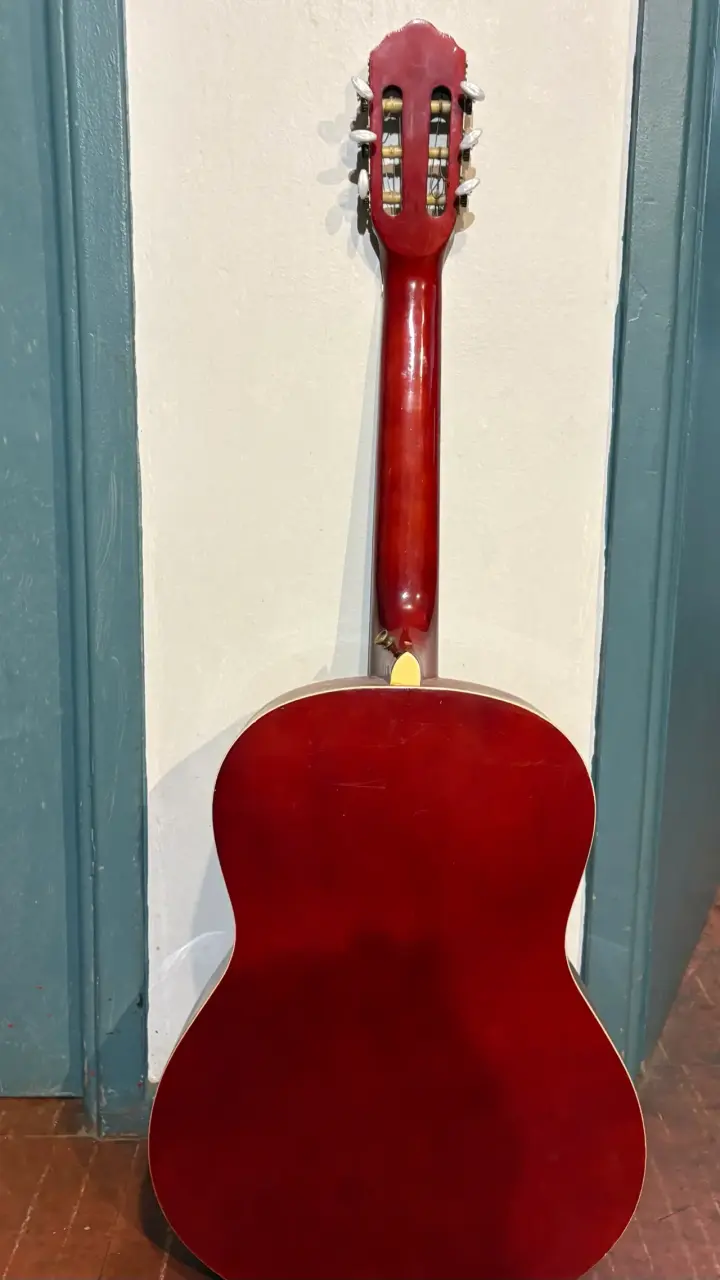 Guitarra clásica de madera en buen estado - 2