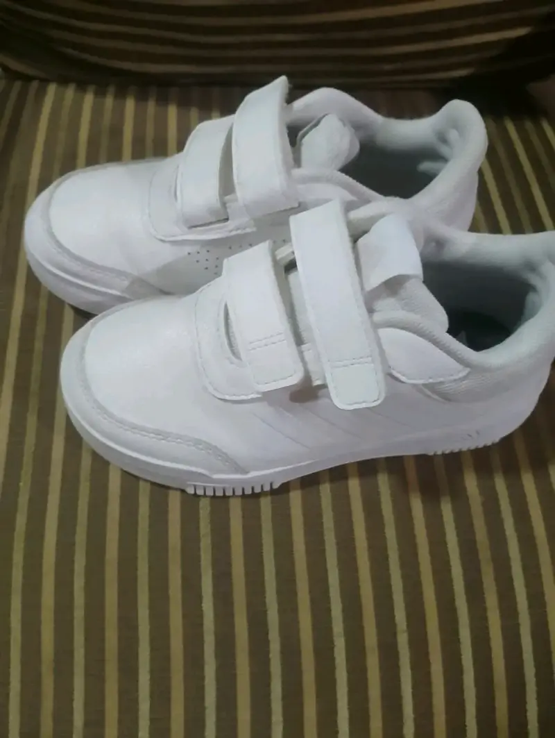 Zapatillas blancas con velcro para niños - 1