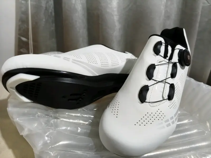 Zapatillas de ciclismo blancas con cierre ajustable - 1