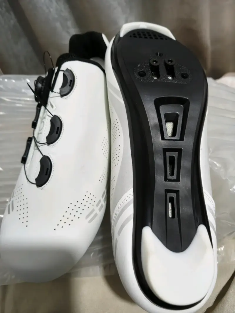 Zapatillas de ciclismo blancas con cierre ajustable - 2