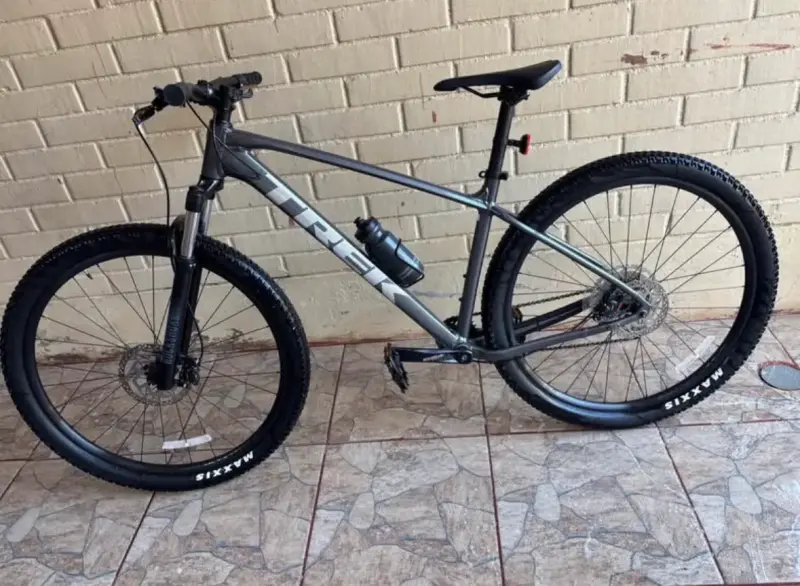 Bicicleta Trek de montaña gris con suspensión - 1