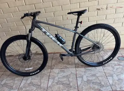 Bicicleta Trek de montaña gris con suspensión - miniatura 1