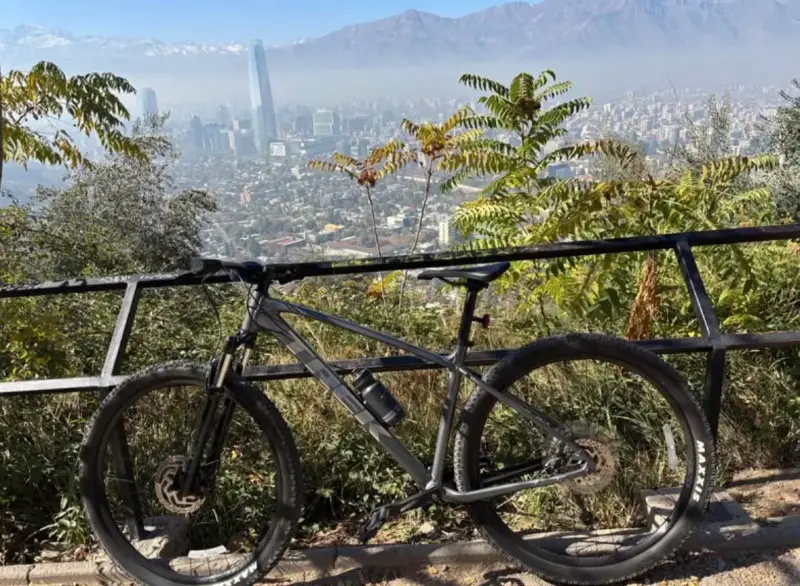Bicicleta Trek de montaña gris con suspensión - 3