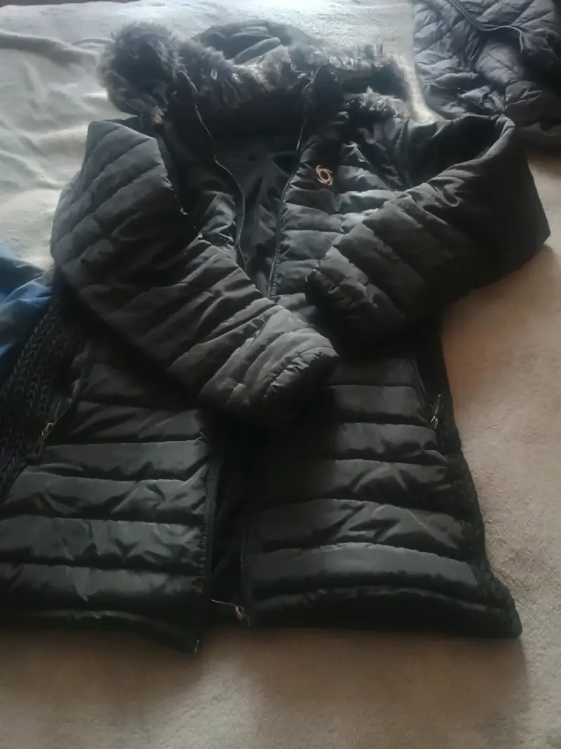 Parka negra con capucha de piel sintética