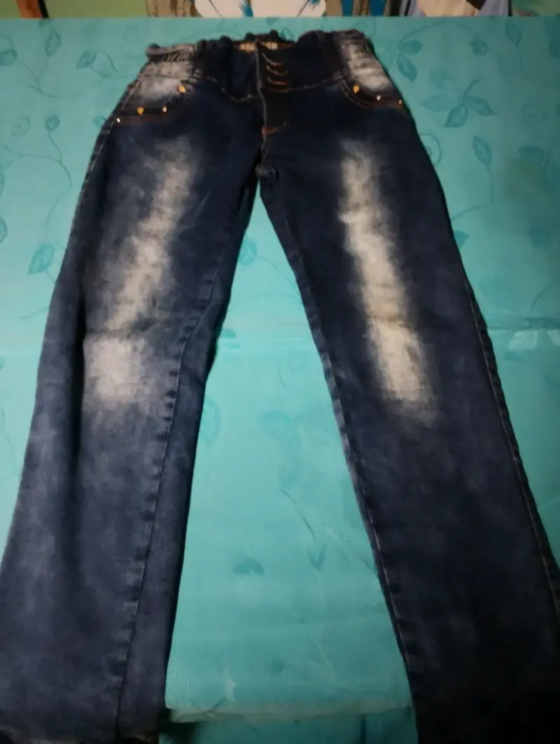 Jeans azul oscuro con efecto desgastado