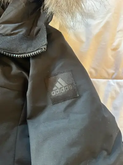 Parka negra con capucha de piel sintética S - miniatura 2