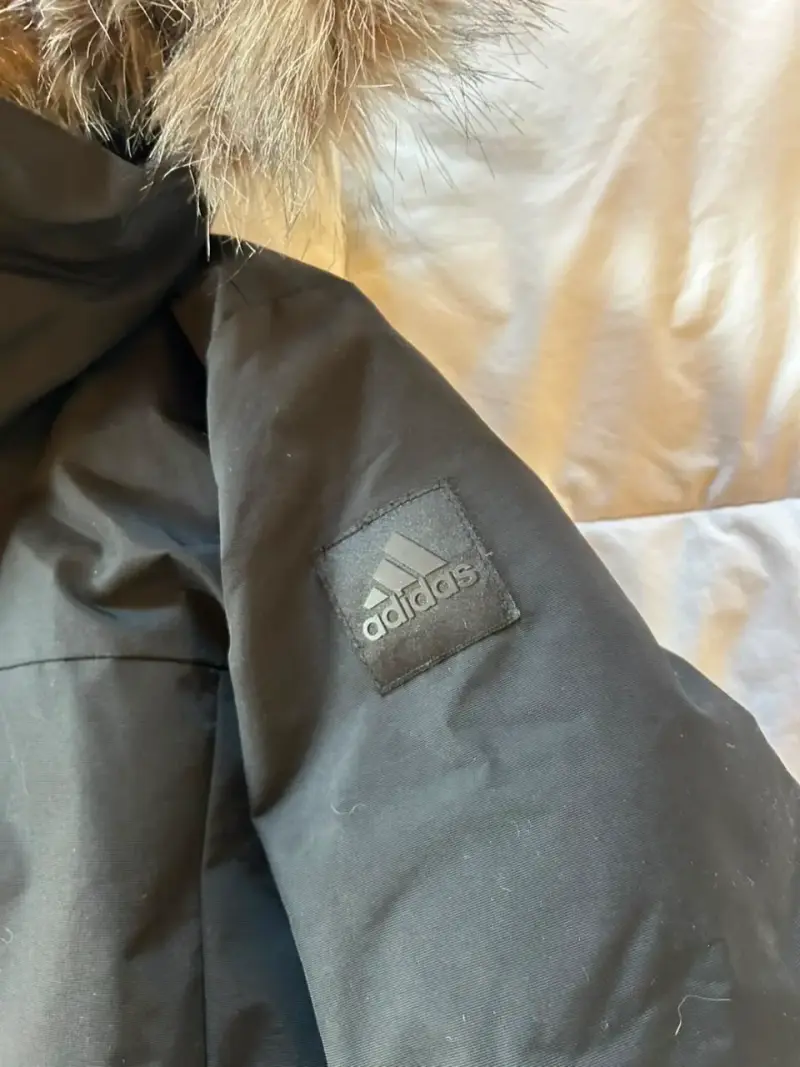Parka negra con capucha de piel sintética S - 4
