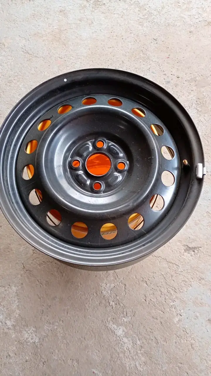 Llanta de acero negra para auto - 4