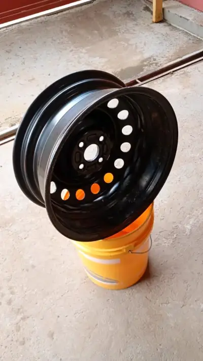 Llanta de acero negra para auto - miniatura 5