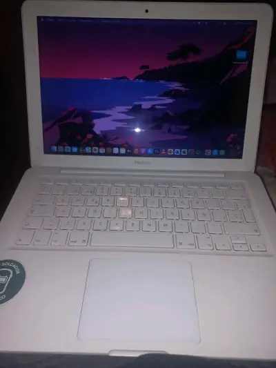 MacBook blanco en buen estado - miniatura 1