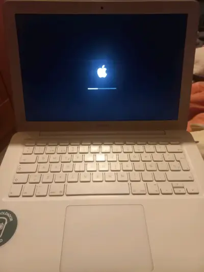 MacBook blanco en buen estado - miniatura 2