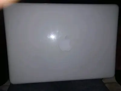 MacBook blanco en buen estado - miniatura 3
