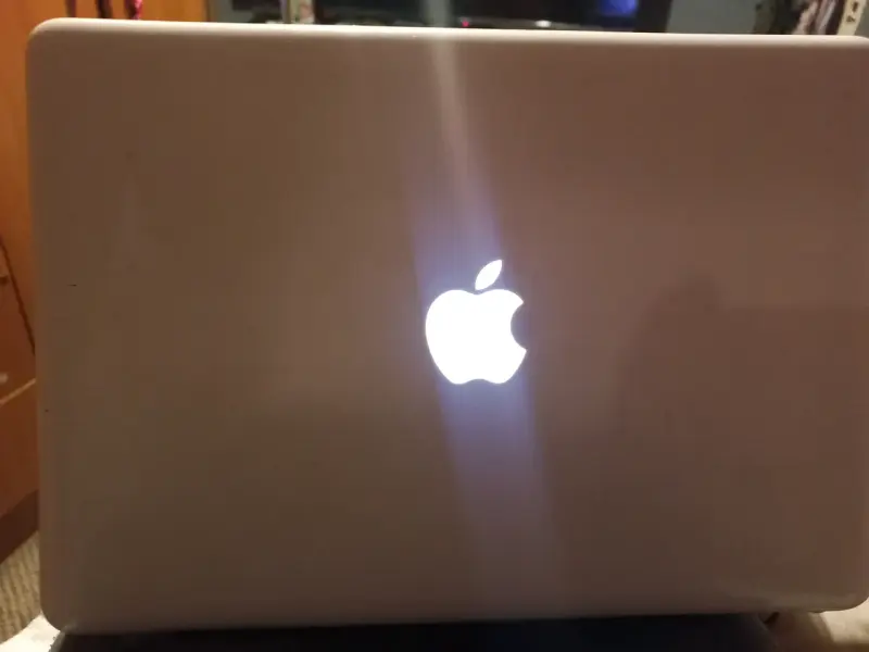 MacBook blanco en buen estado - 4