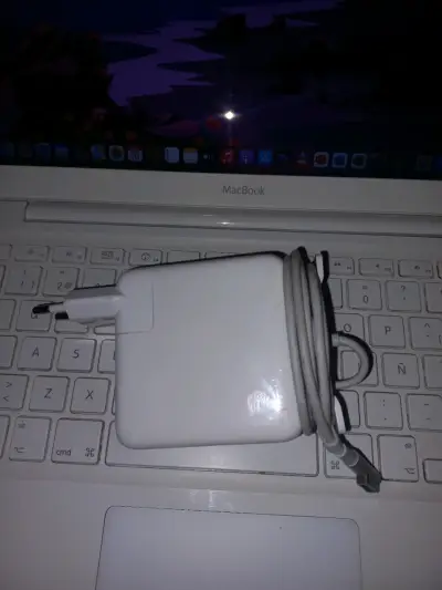 MacBook blanco en buen estado - miniatura 5