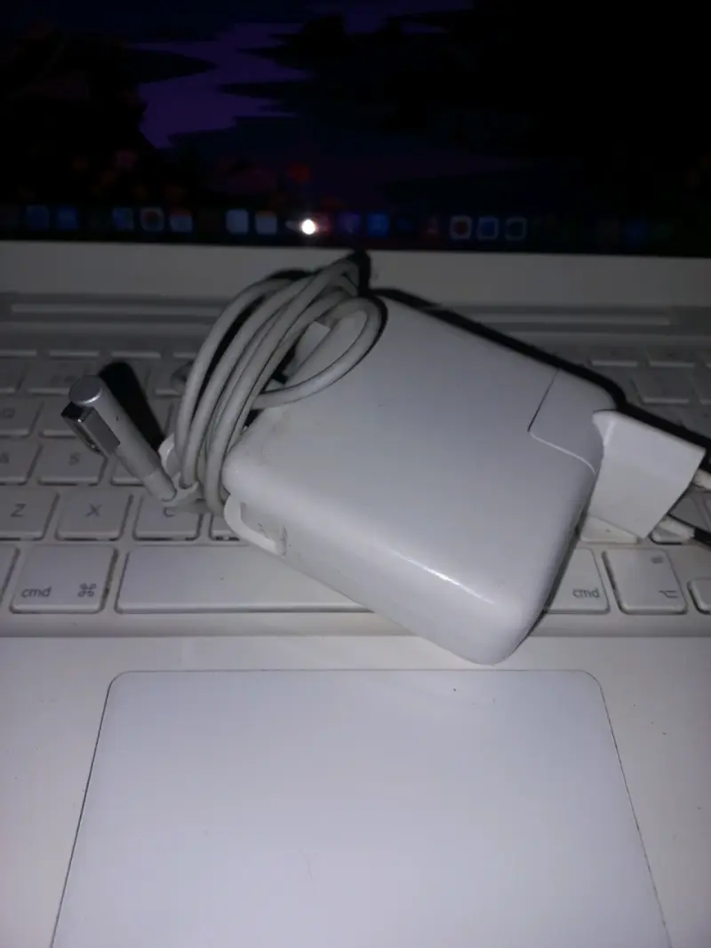 MacBook blanco en buen estado - 6