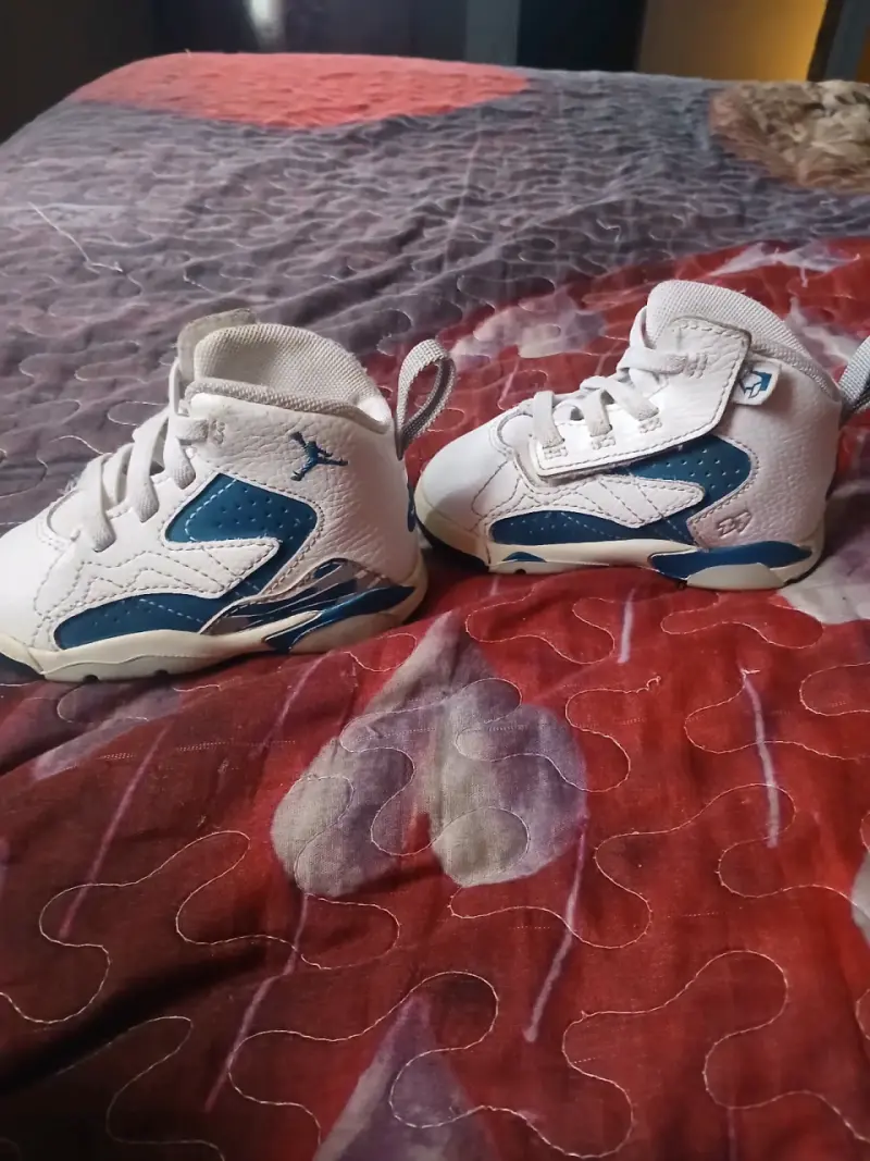 Zapatillas deportivas para bebé blancas y azules