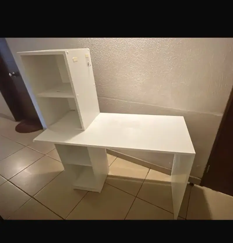 Escritorio blanco con estantería integrada
