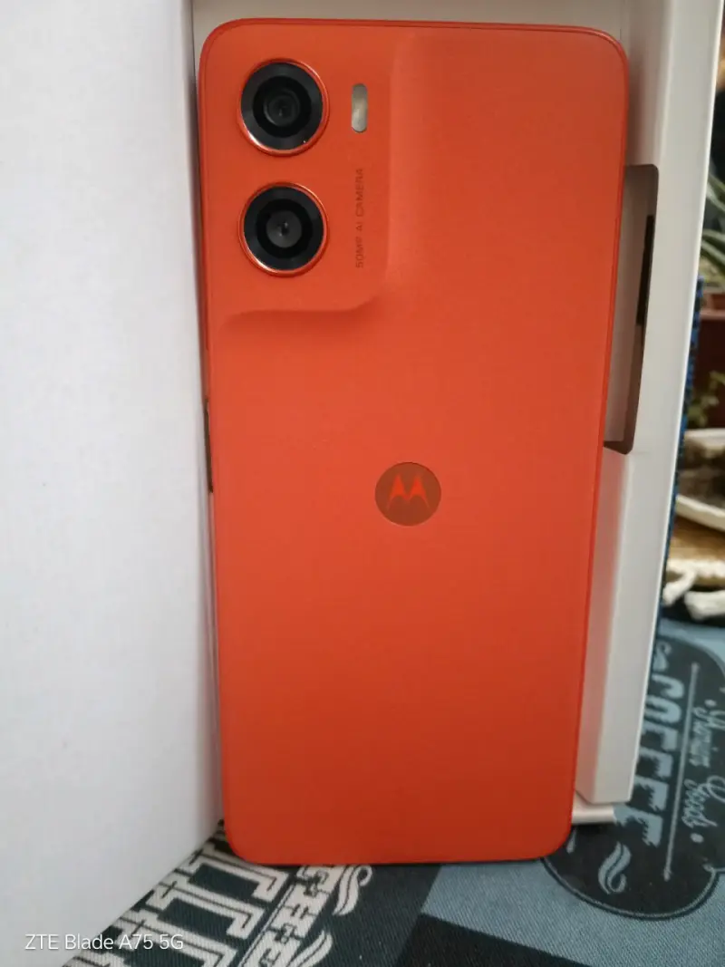 Smartphone Motorola color naranja 5G - 1