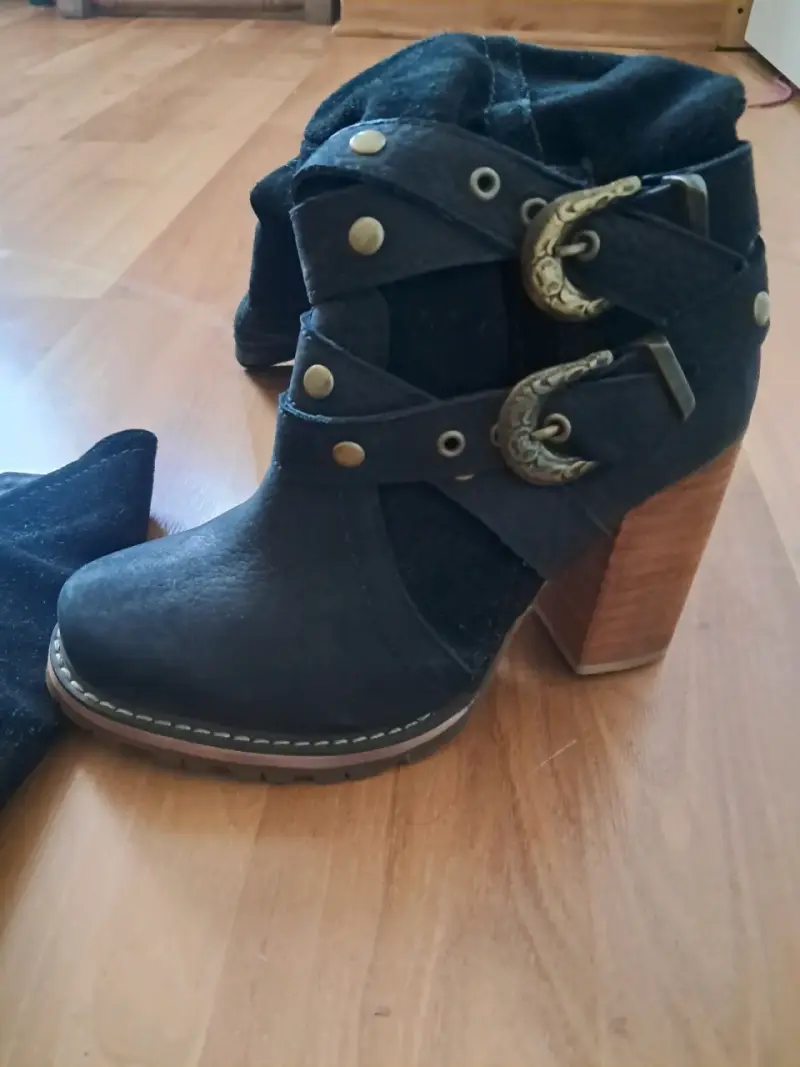 Botines de cuero negro con hebillas decorativas - 1