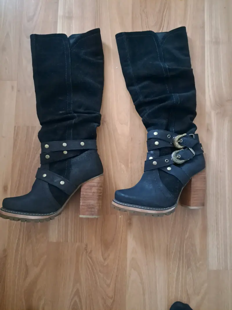 Botines de cuero negro con hebillas decorativas - 2