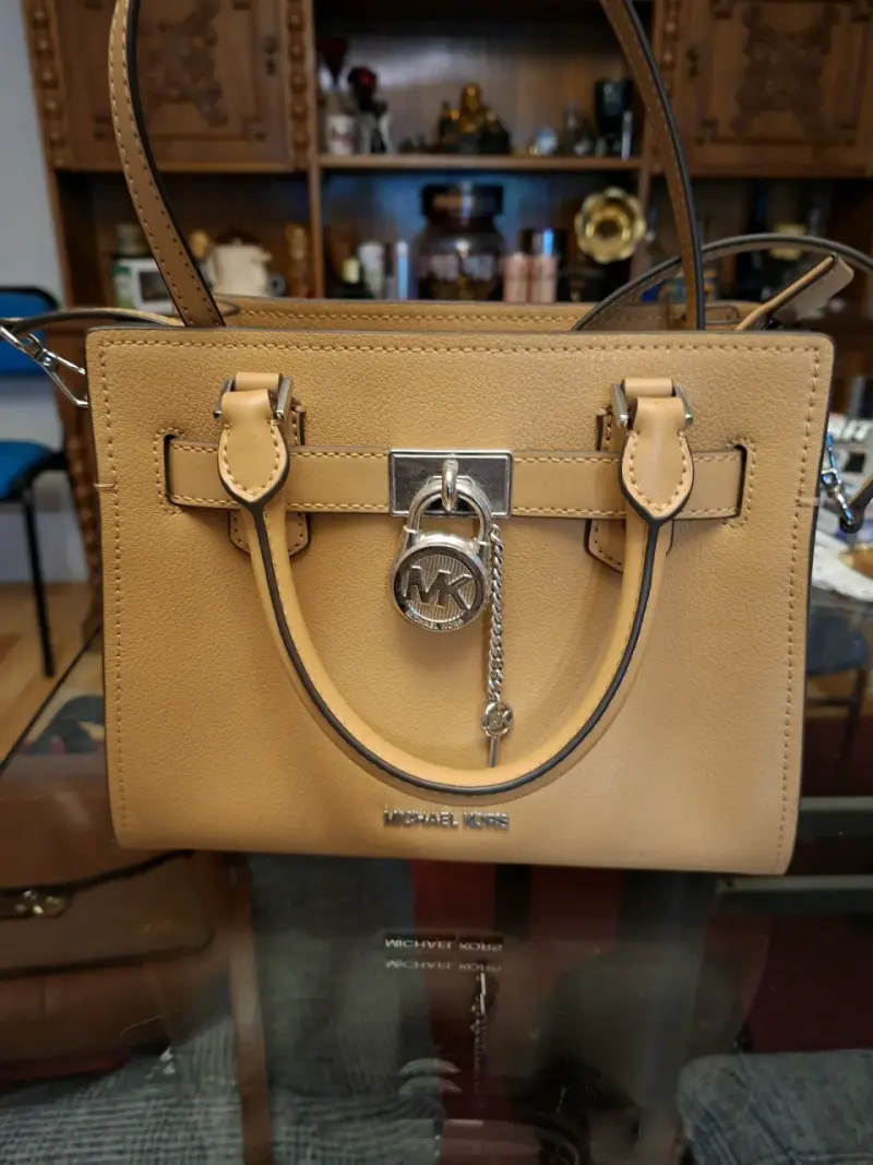 Bolso Michael Kors camel con charm metálico