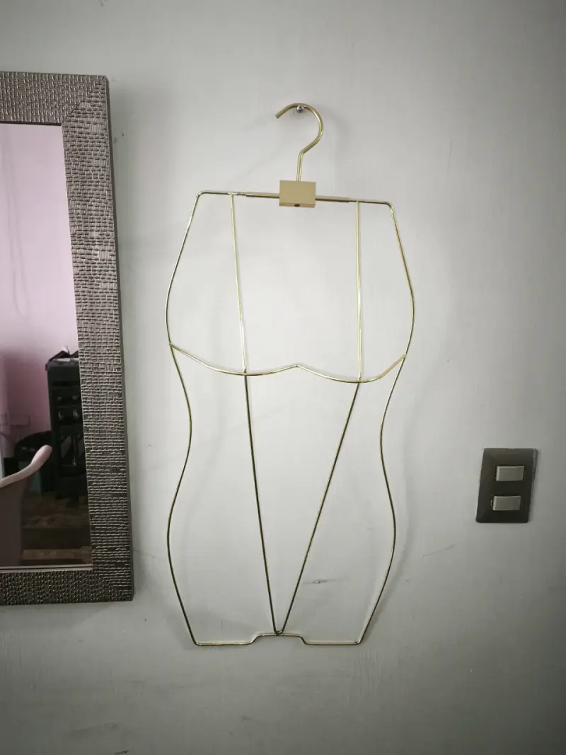 Perchero metálico dorado para ropa