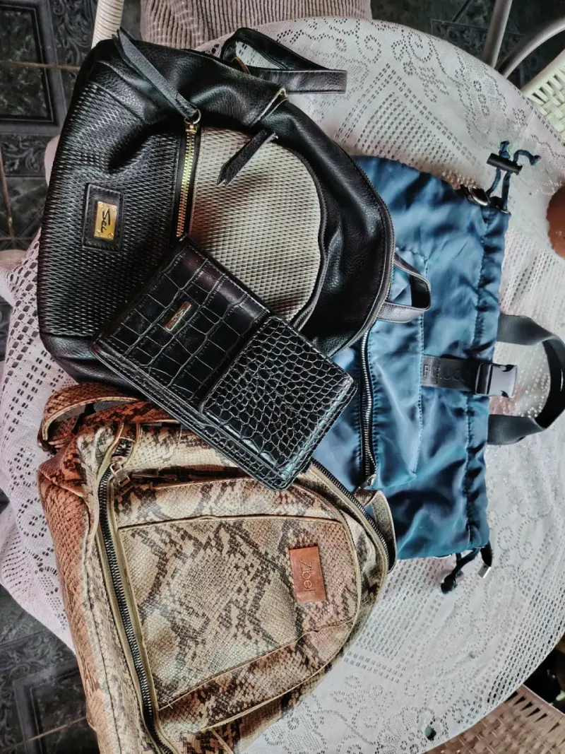 Lote bolsos, mochilas y zapatos mujer - 1