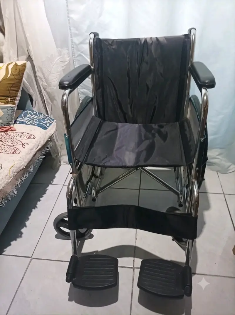Silla de ruedas plegable en buen estado - 1