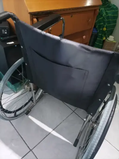 Silla de ruedas plegable en buen estado - miniatura 2
