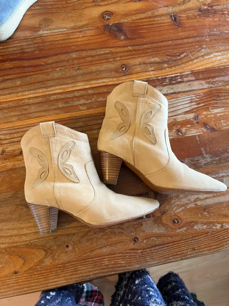 Botines de cuero beige con tacón - 1
