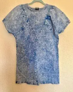 Vestido de mezclilla azul claro con diseño casual - 1