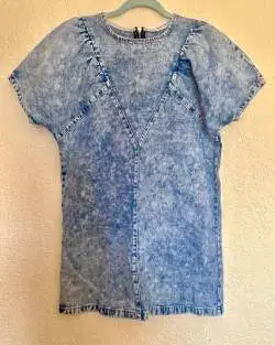 Vestido de mezclilla azul claro con diseño casual - miniatura 1