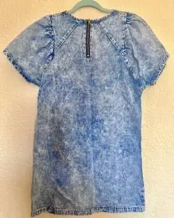 Vestido de mezclilla azul claro con diseño casual - 2