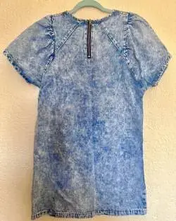 Vestido de mezclilla azul claro con diseño casual - miniatura 2